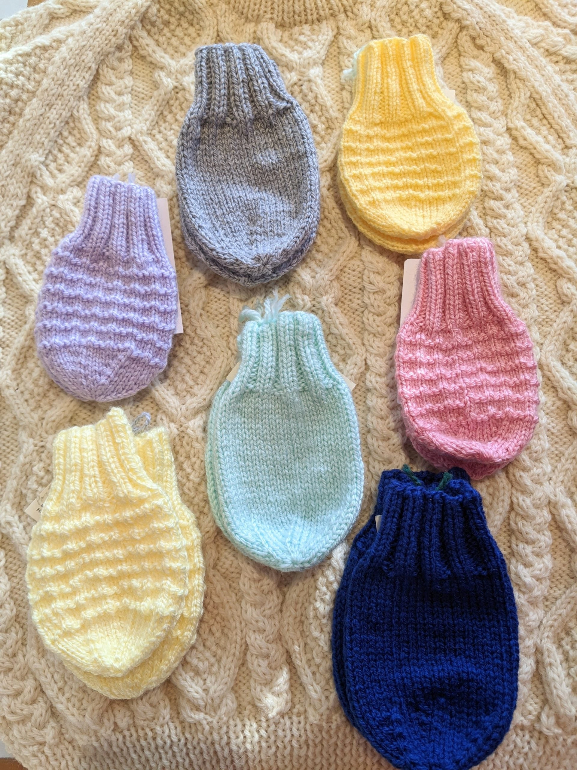 Cozy Baby Mitts: Soft Claws for Tiny Hands, Prevent Scratches, Gentle Comfort.